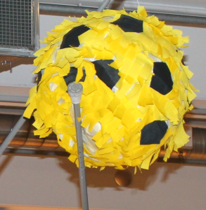 Brautpaar zerstört Pinata